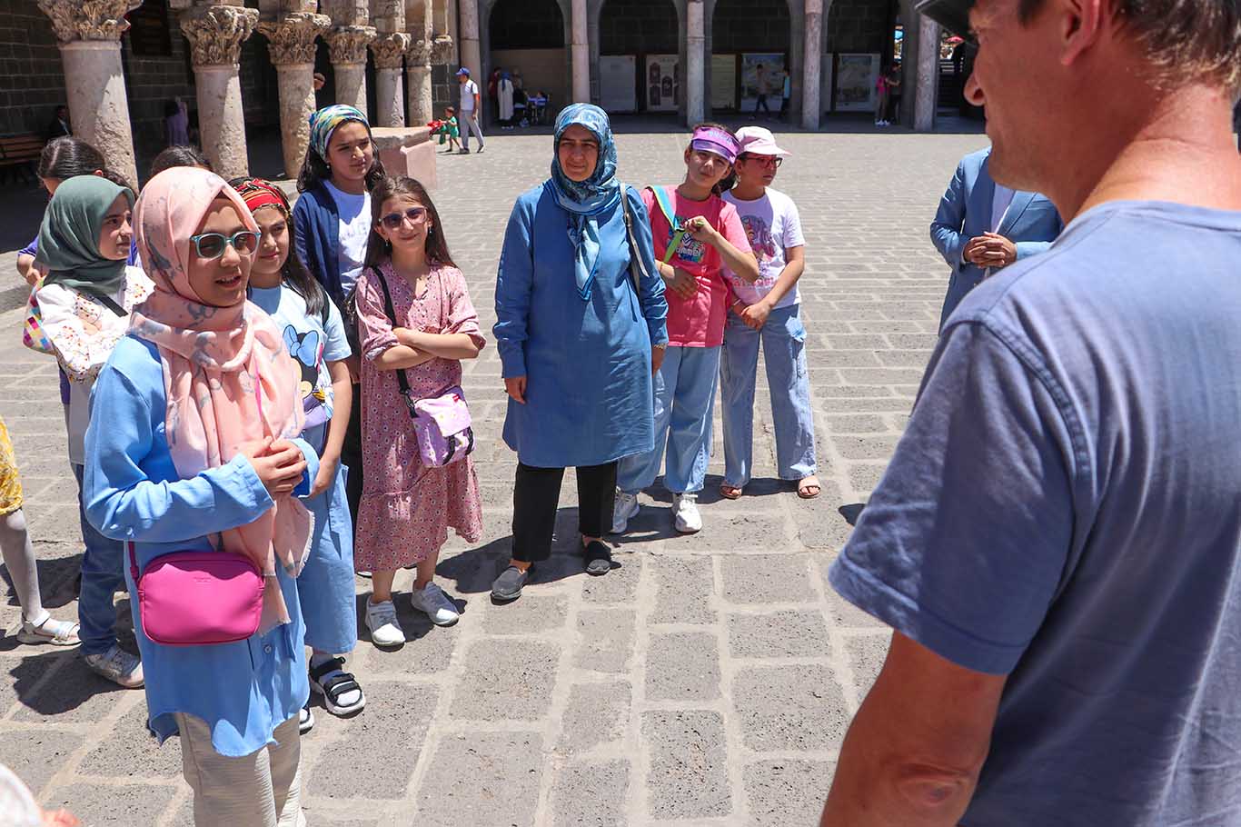 Diyarbakır’da Öğrenciler Turistlere Rehberlik Yaparak Yabancı Dillerini Geliştiriyorlar 1