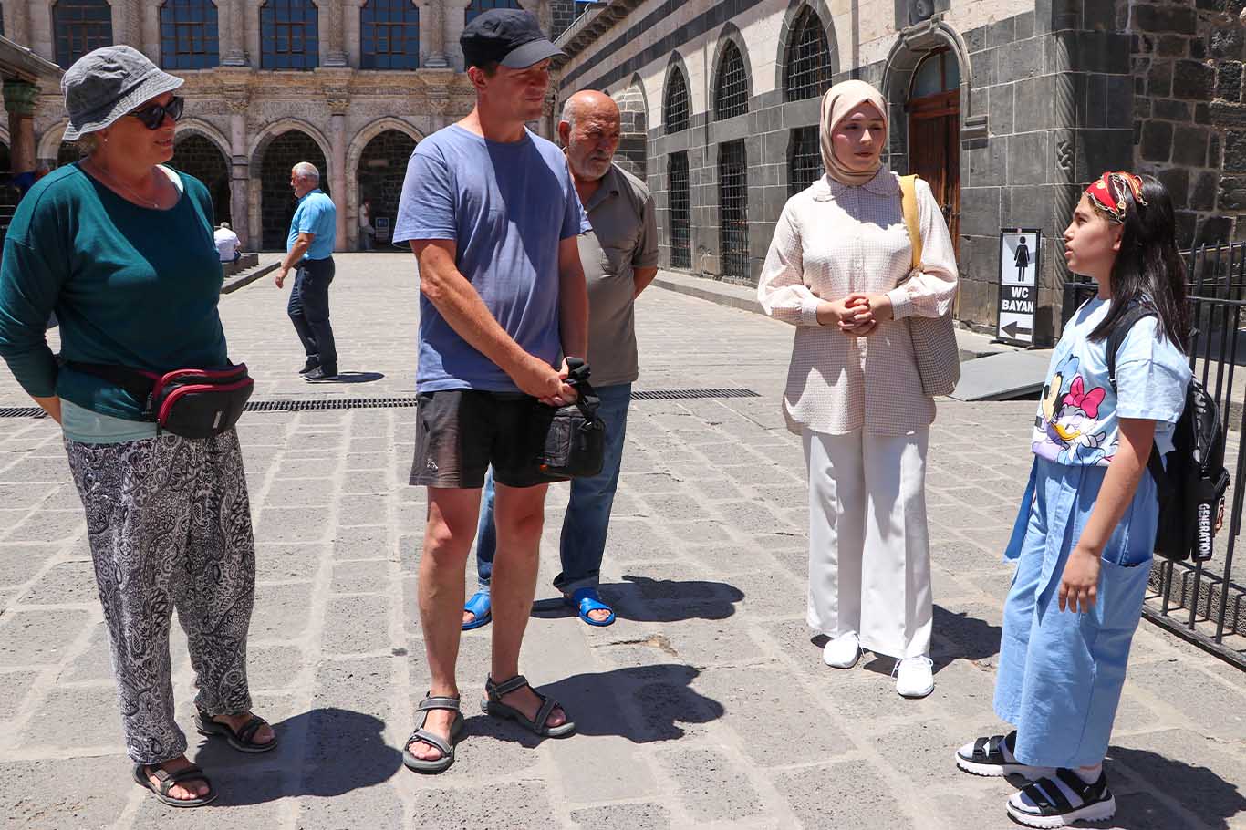 Diyarbakır’da Öğrenciler Turistlere Rehberlik Yaparak Yabancı Dillerini Geliştiriyorlar 4