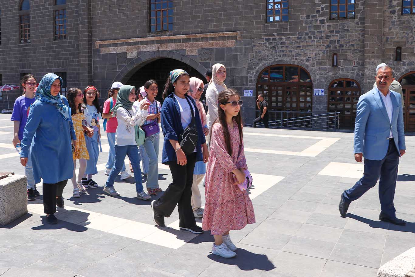 Diyarbakır’da Öğrenciler Turistlere Rehberlik Yaparak Yabancı Dillerini Geliştiriyorlar 5