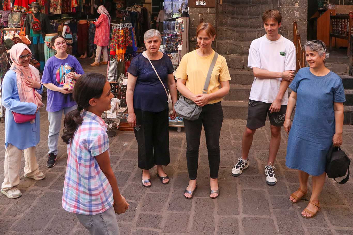 Diyarbakır’da Öğrenciler Turistlere Rehberlik Yaparak Yabancı Dillerini Geliştiriyorlar 6