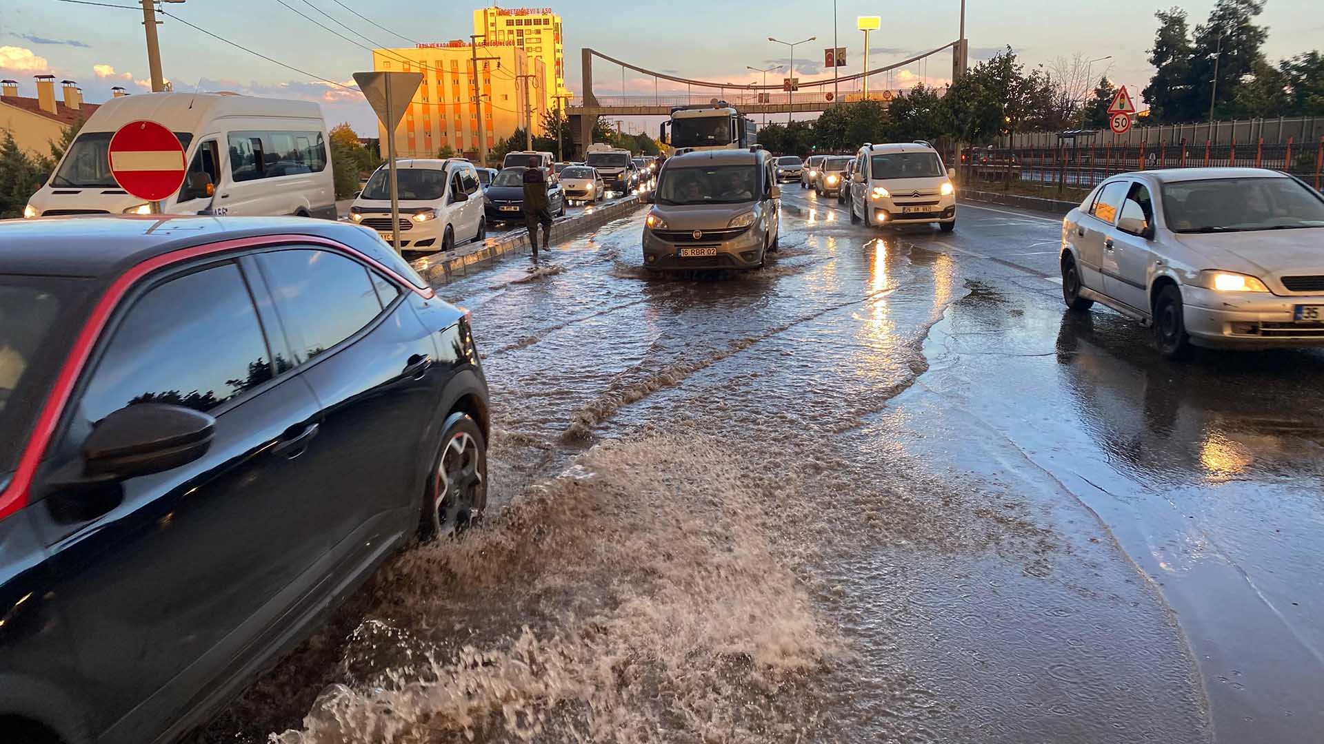 Diyarbakır’da Sağanak Yağış Rögar Tıkattı,Araç Trafiği Oluştu 1