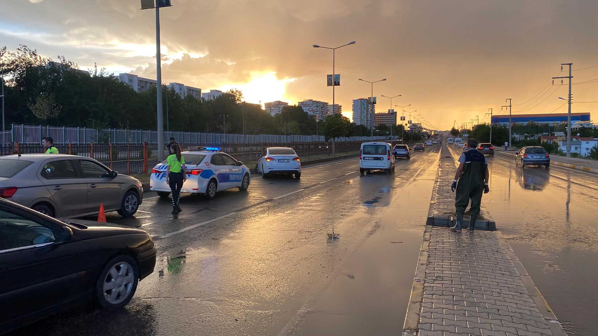 Diyarbakır’da Sağanak Yağış Rögar Tıkattı,Araç Trafiği Oluştu 2