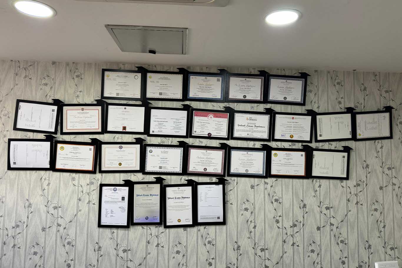 Diyarbakır’da Yaşayan 36 Yaşındaki Öğretmenin 26 Adet Diploması Var 1