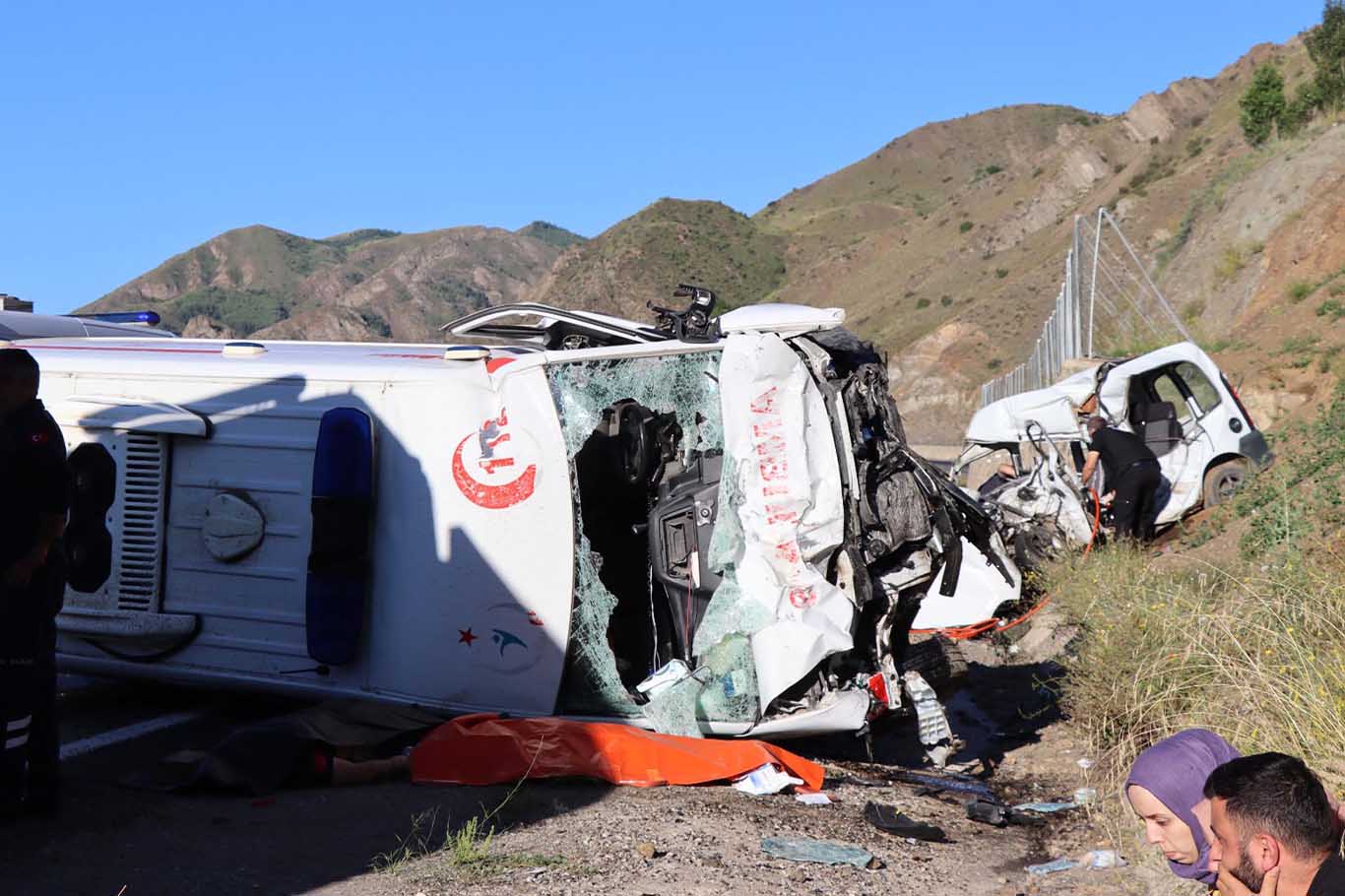 Erzurum'da Ambulans Ile Otomobil Çarpıştı 4 Ölü 1 Yaralı 1