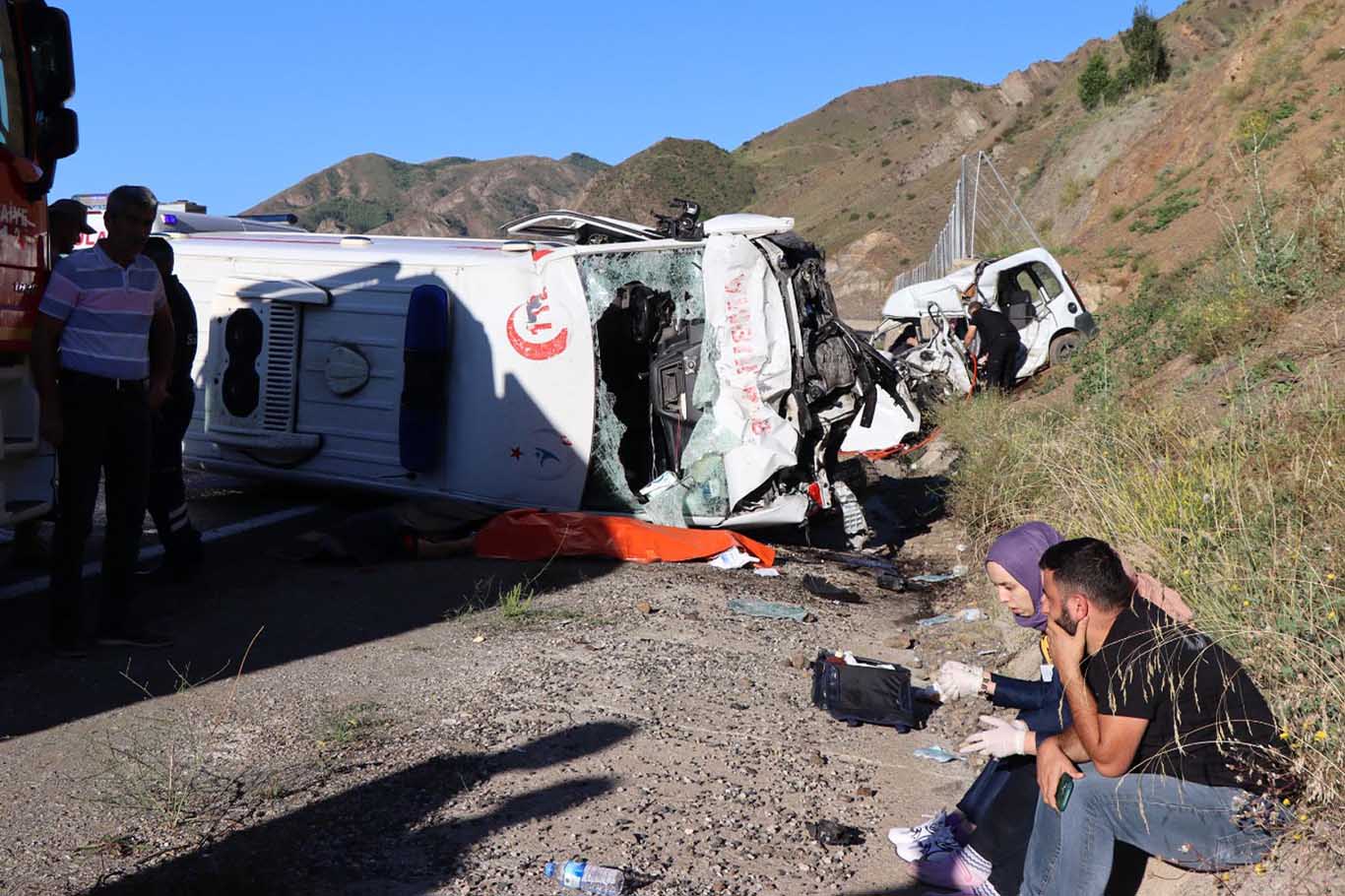 Erzurum'da Ambulans Ile Otomobil Çarpıştı 4 Ölü 1 Yaralı 2