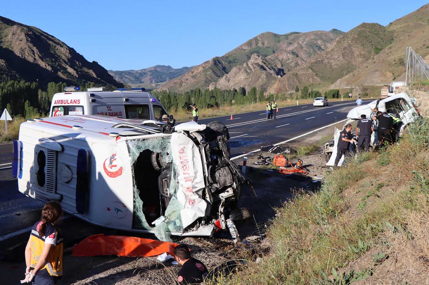 Erzurum'da Ambulans Ile Otomobil Çarpıştı 4 Ölü 1 Yaralı 3