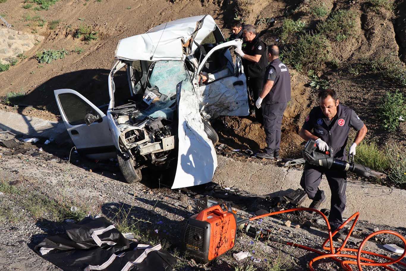 Erzurum'da Ambulans Ile Otomobil Çarpıştı 4 Ölü 1 Yaralı 4