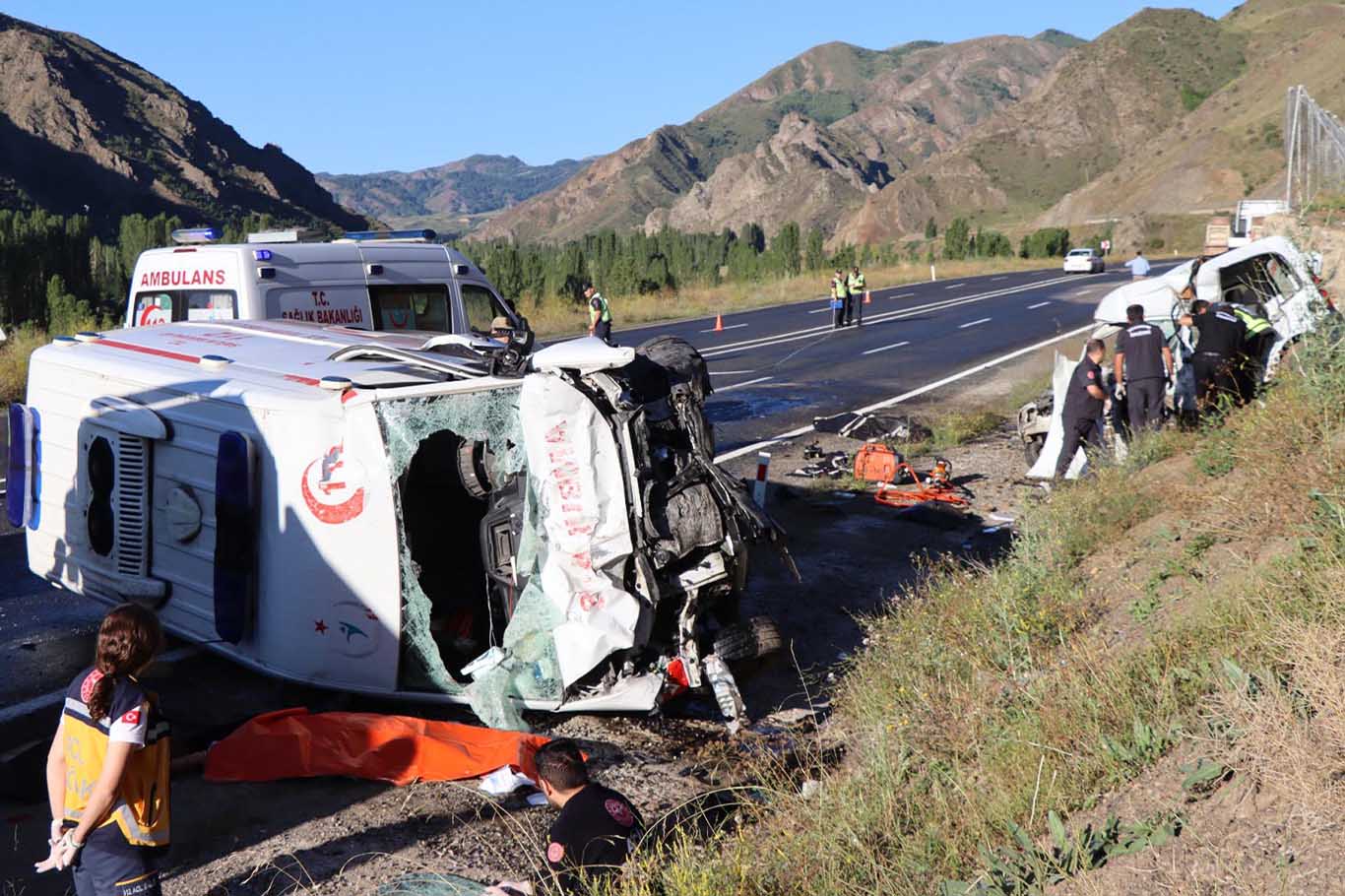 Erzurum'da Ambulans Ile Otomobil Çarpıştı 4 Ölü 1 Yaralı 5