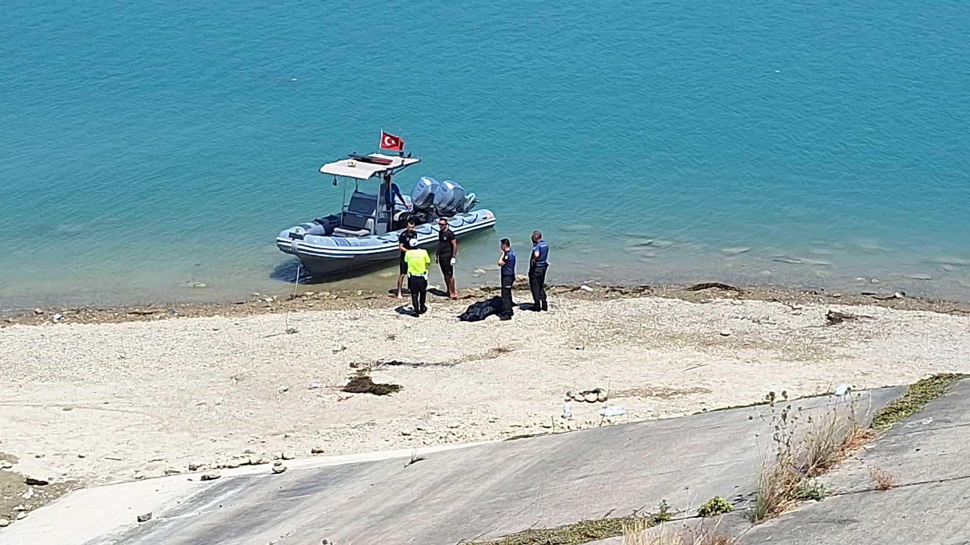 Göle Düşen Otomobilde Anne, Baba Ve 2 Çocuk Öldü 1