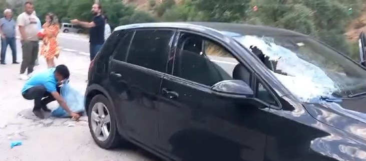 Hareket Halindeki Otomobilin Üzerine Kaya Düştü 1 Ölü, 2 Yaralı (1)