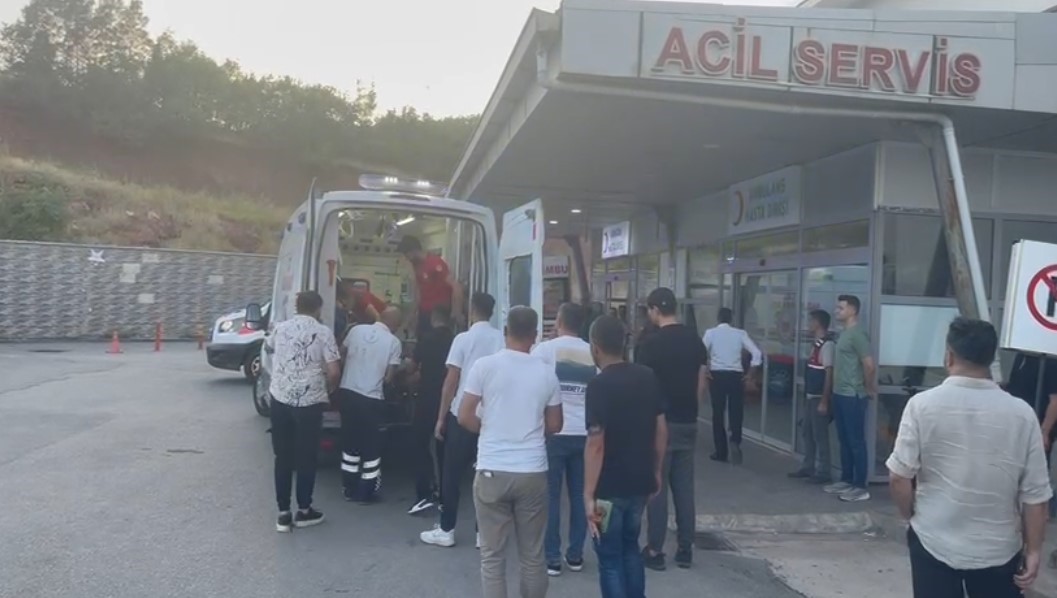 Hareket Halindeki Otomobilin Üzerine Kaya Düştü 1 Ölü, 2 Yaralı (3)