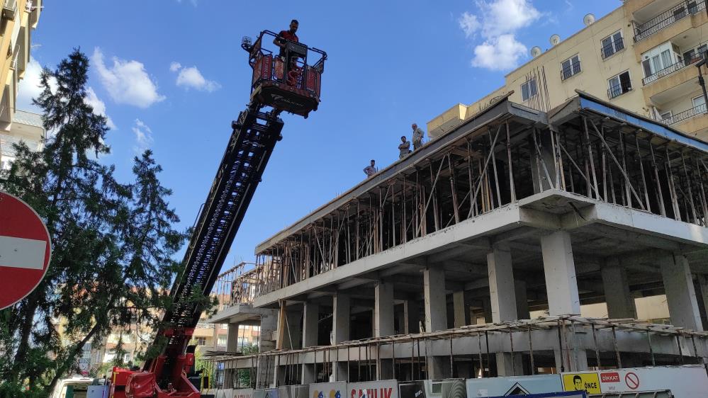 İnşaatta Yaralanan Işçi Itfaiyeye Ait Vinçle Kurtarıldı 1