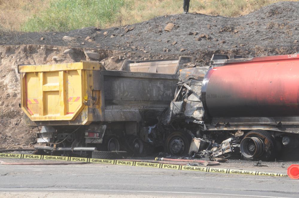 Kamyonla Çarpışan Tanker Alev Aldı, Şoför Öldü; Kaza Kamerada... 5