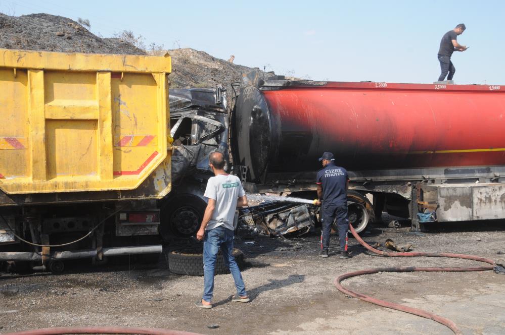 Kamyonla Çarpışan Tanker Alev Aldı, Şoför Öldü; Kaza Kamerada... 9