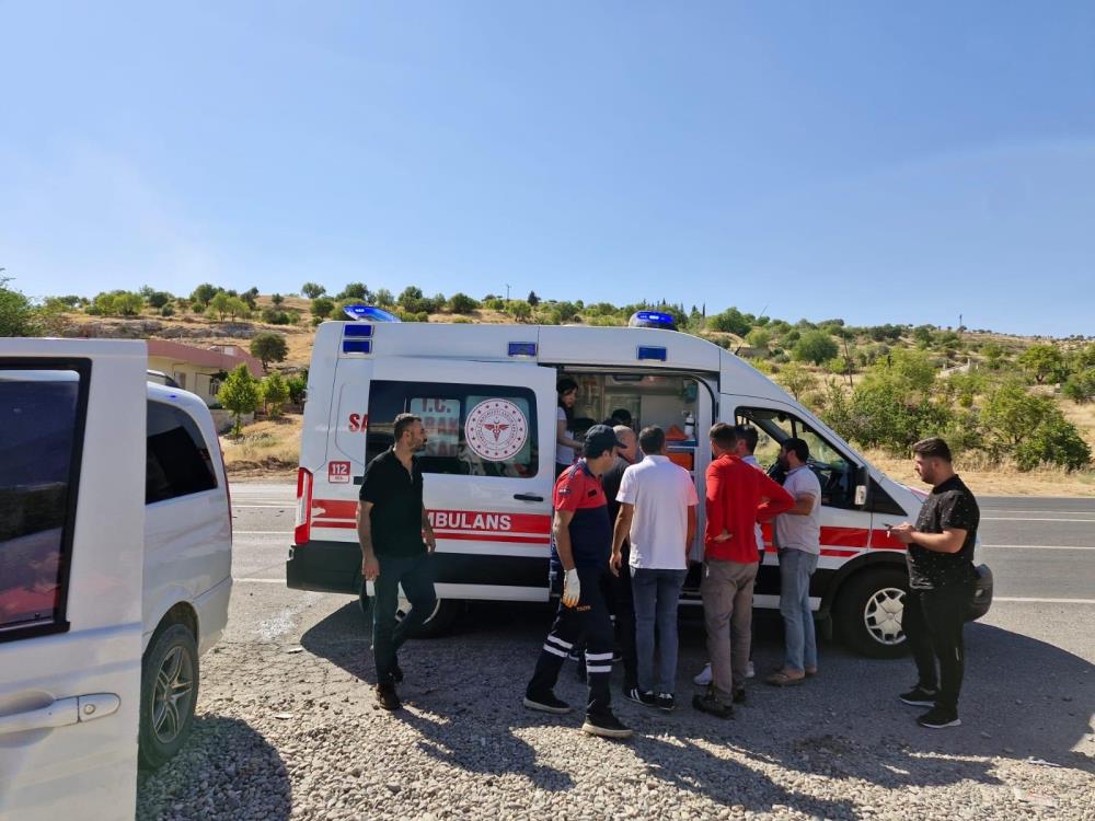 Mardin’de Kamyonet Ile Hafif Ticari Araç Çarpıştı 2 Yaral