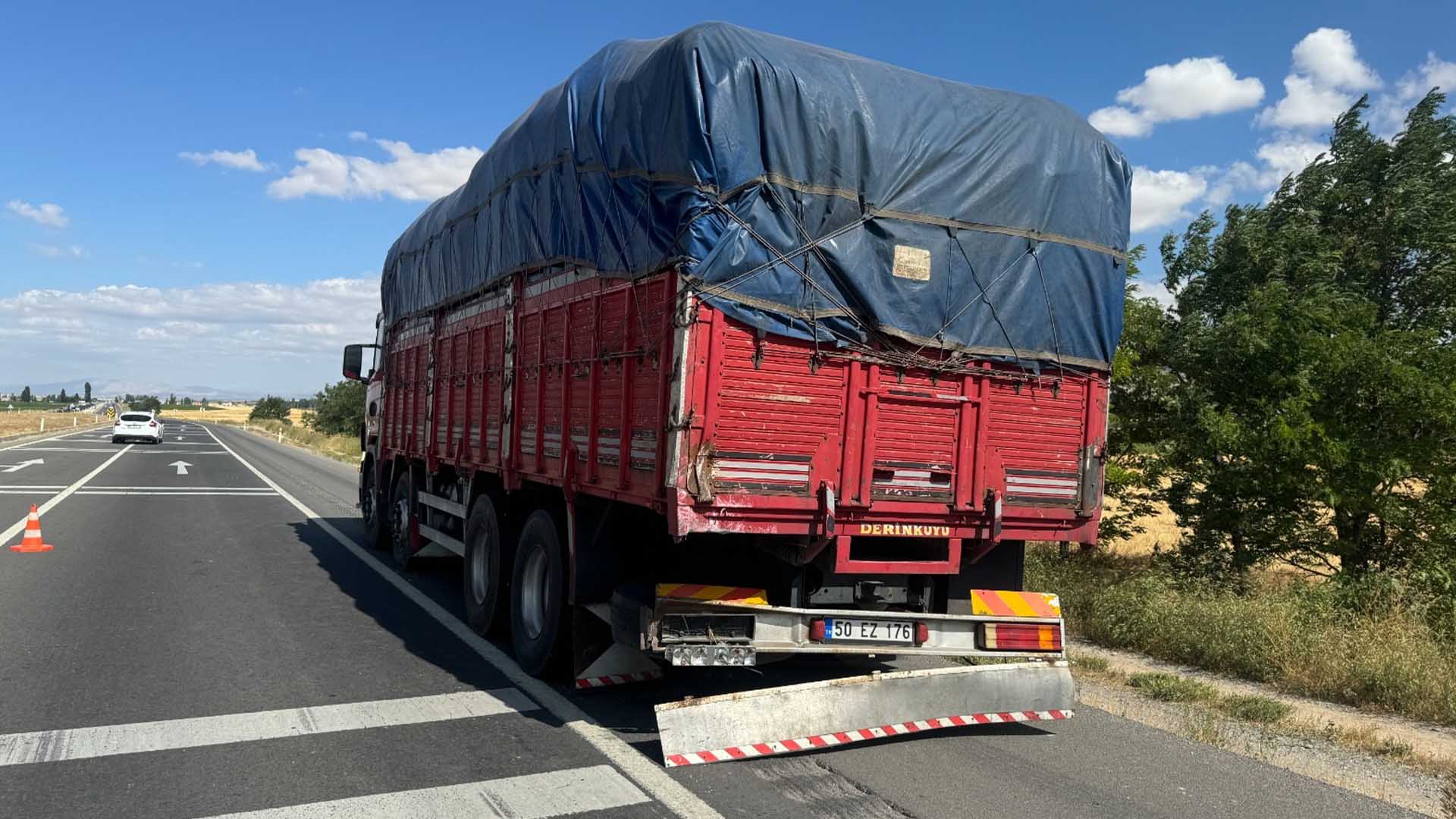 Otomobil Kamyona Arkadan Çarptı 2 Kız Kardeş Öldü 3