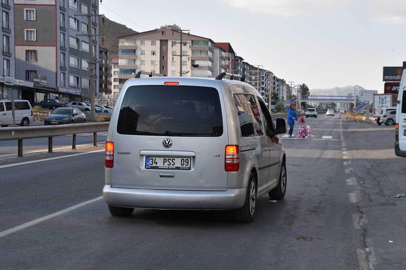 Polis Ile Mahalleli Arasında Arbede Gazeteciye Engel 2