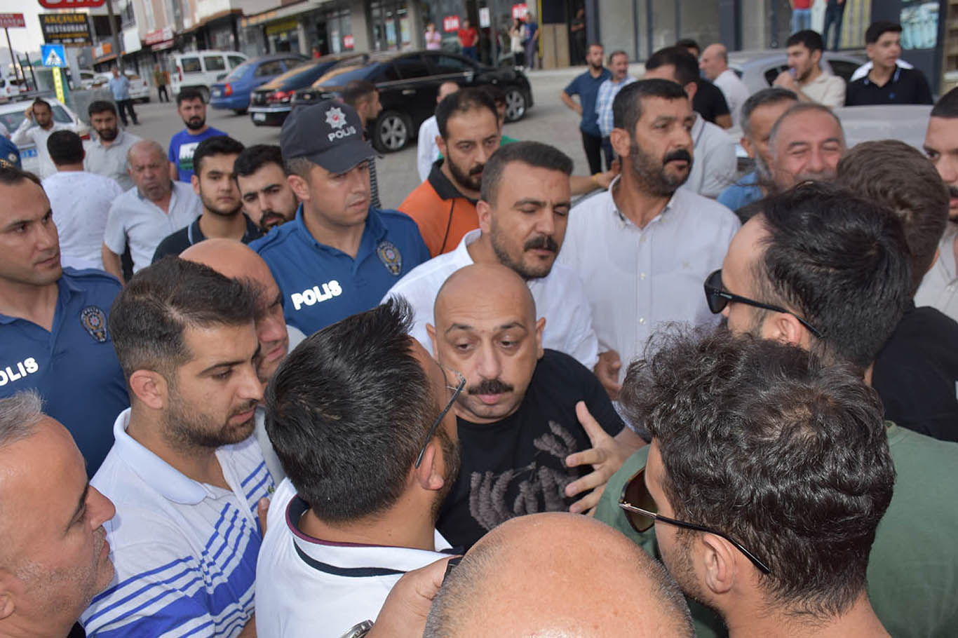 Polis Ile Mahalleli Arasında Arbede Gazeteciye Engel 3