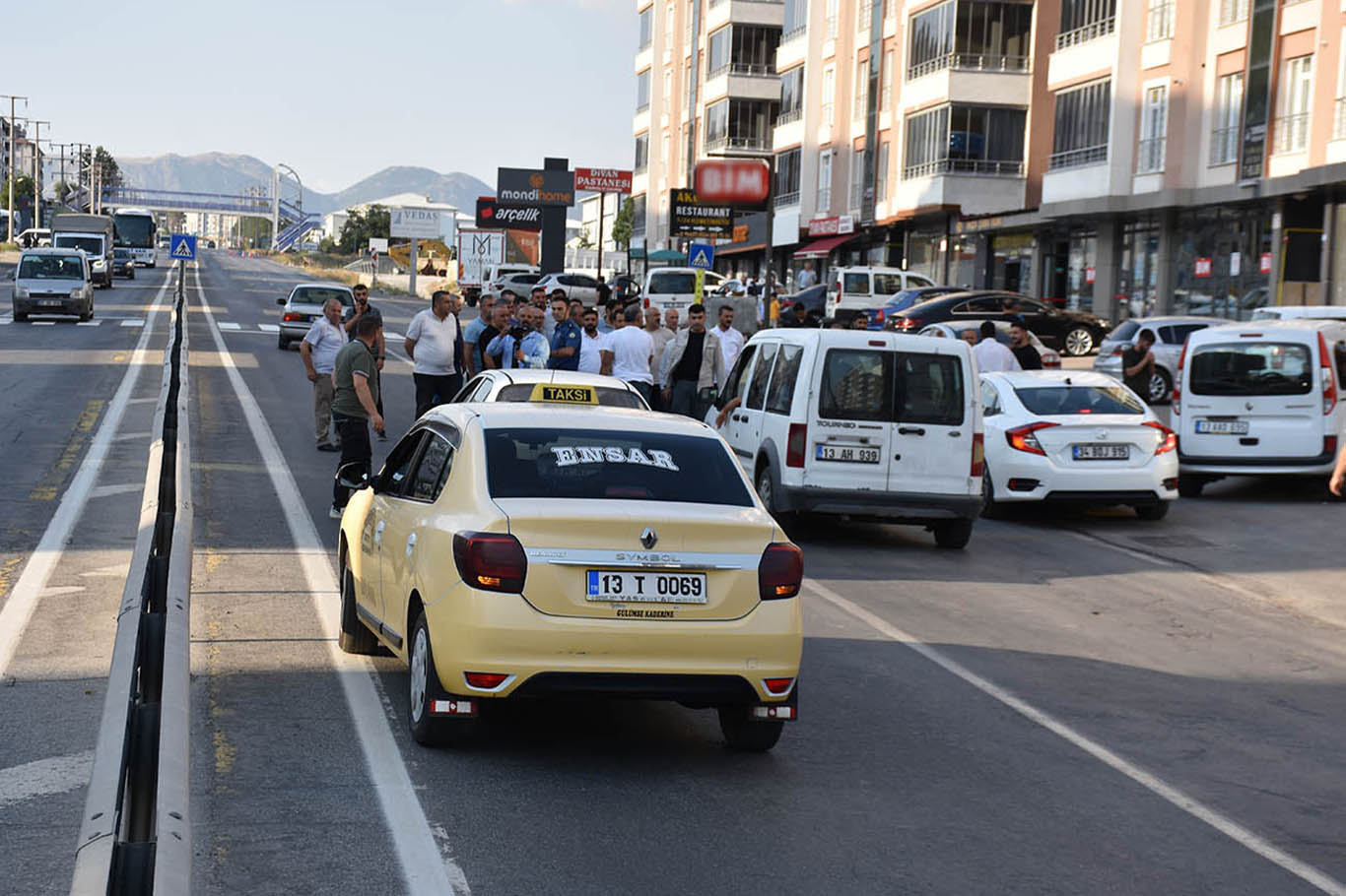 Polis Ile Mahalleli Arasında Arbede Gazeteciye Engel 4