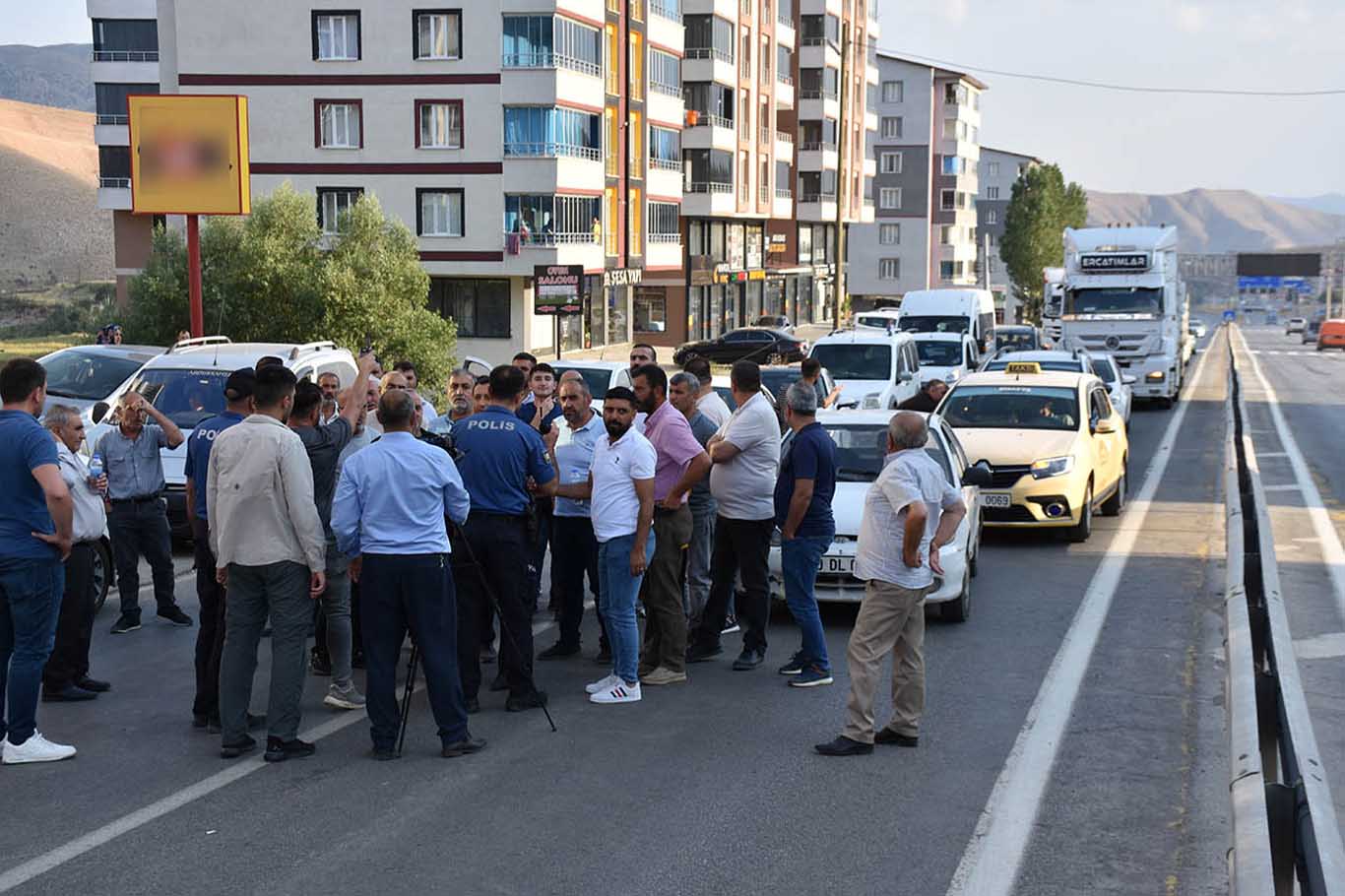 Polis Ile Mahalleli Arasında Arbede Gazeteciye Engel 6