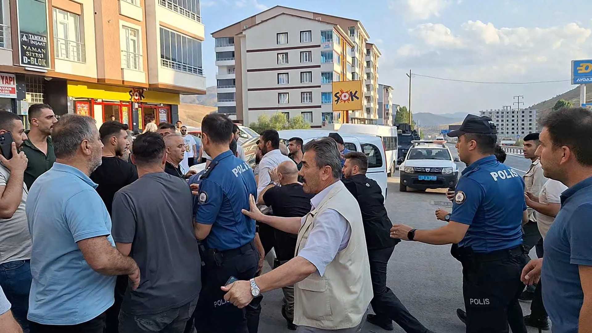 Polis Ile Mahalleli Arasında Arbede Gazeteciye Engel 9