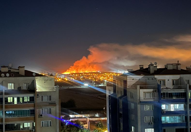 Son Daki̇ka! Diyarbakır'da Anız Yangını...i̇tfaiye Müdahale Ediyor 3