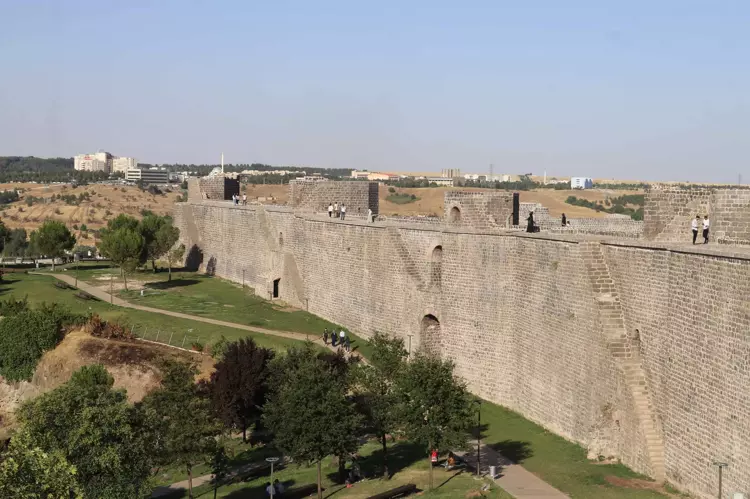 Unesco Listesindeki Diyarbakır Tarihi Surlarına Pankart Asmak Için Çiviler Çakıldı 7