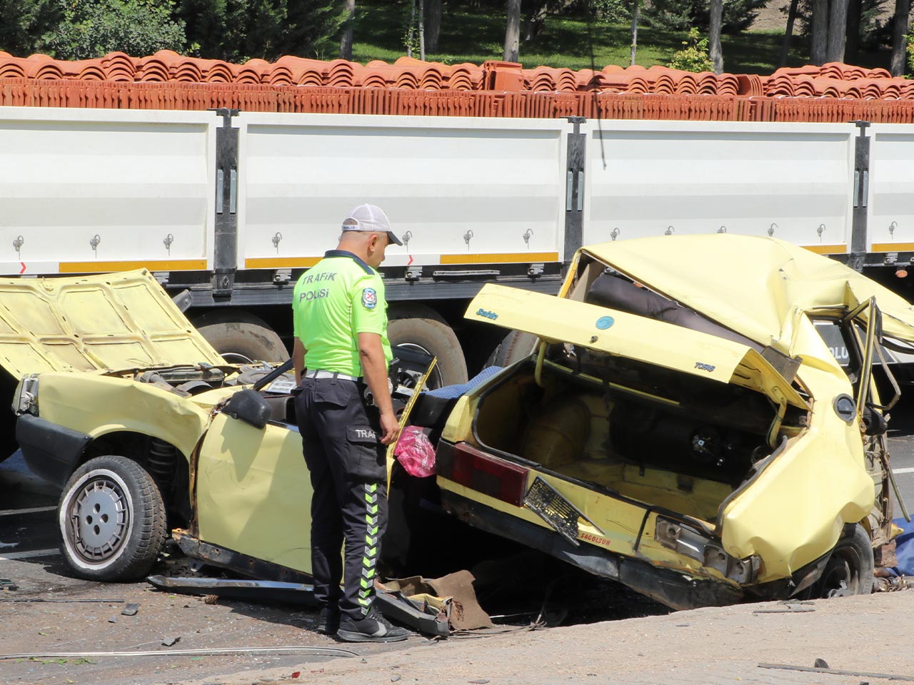 2 Araca Çarpan Otomobil, Ikiye Bölündü; 1 Ölü, 3 Yaralı 1