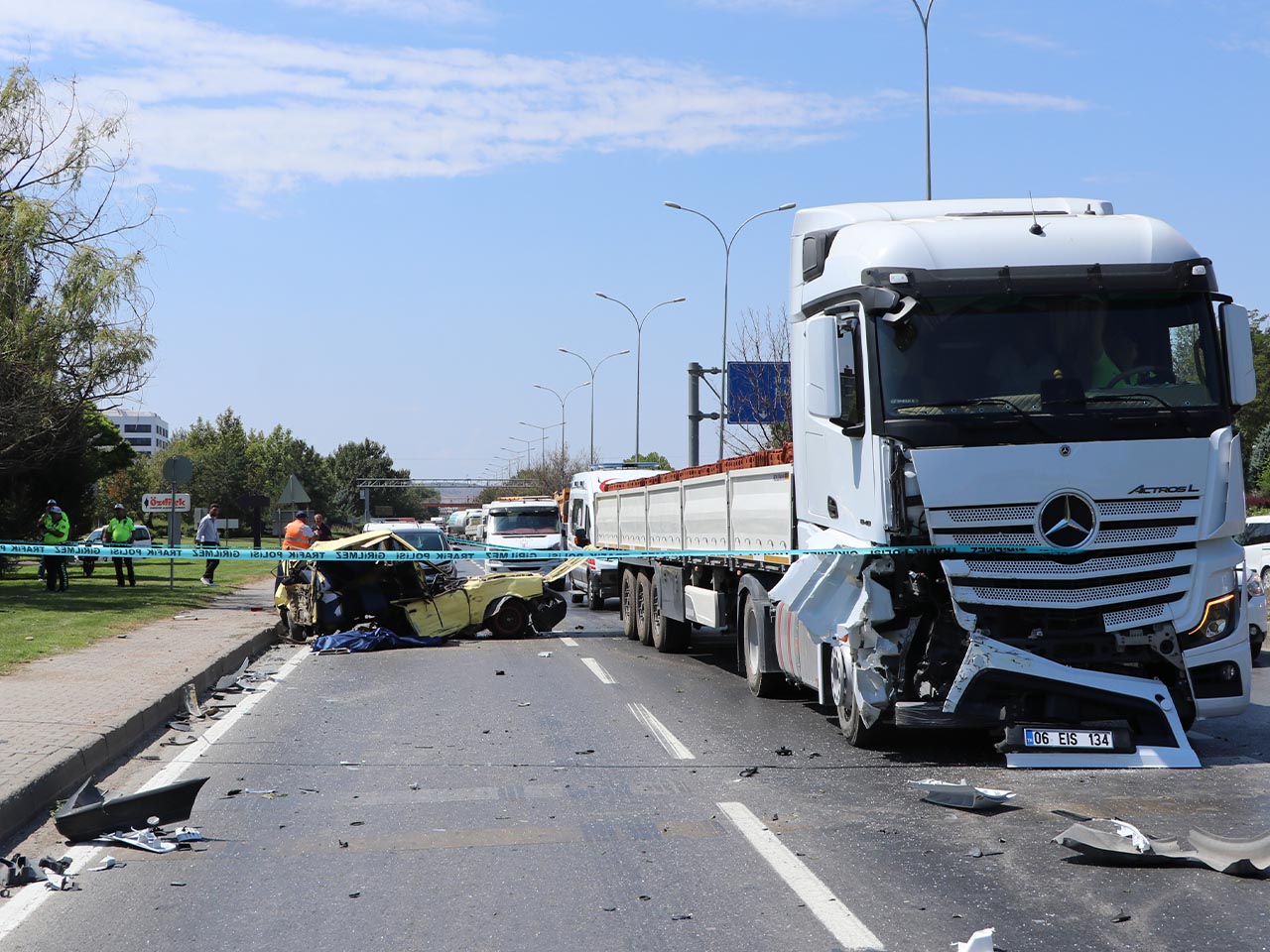 2 Araca Çarpan Otomobil, Ikiye Bölündü; 1 Ölü, 3 Yaralı 2