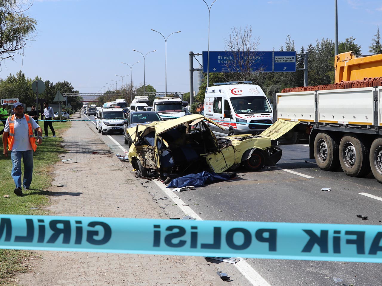 2 Araca Çarpan Otomobil, Ikiye Bölündü; 1 Ölü, 3 Yaralı 4