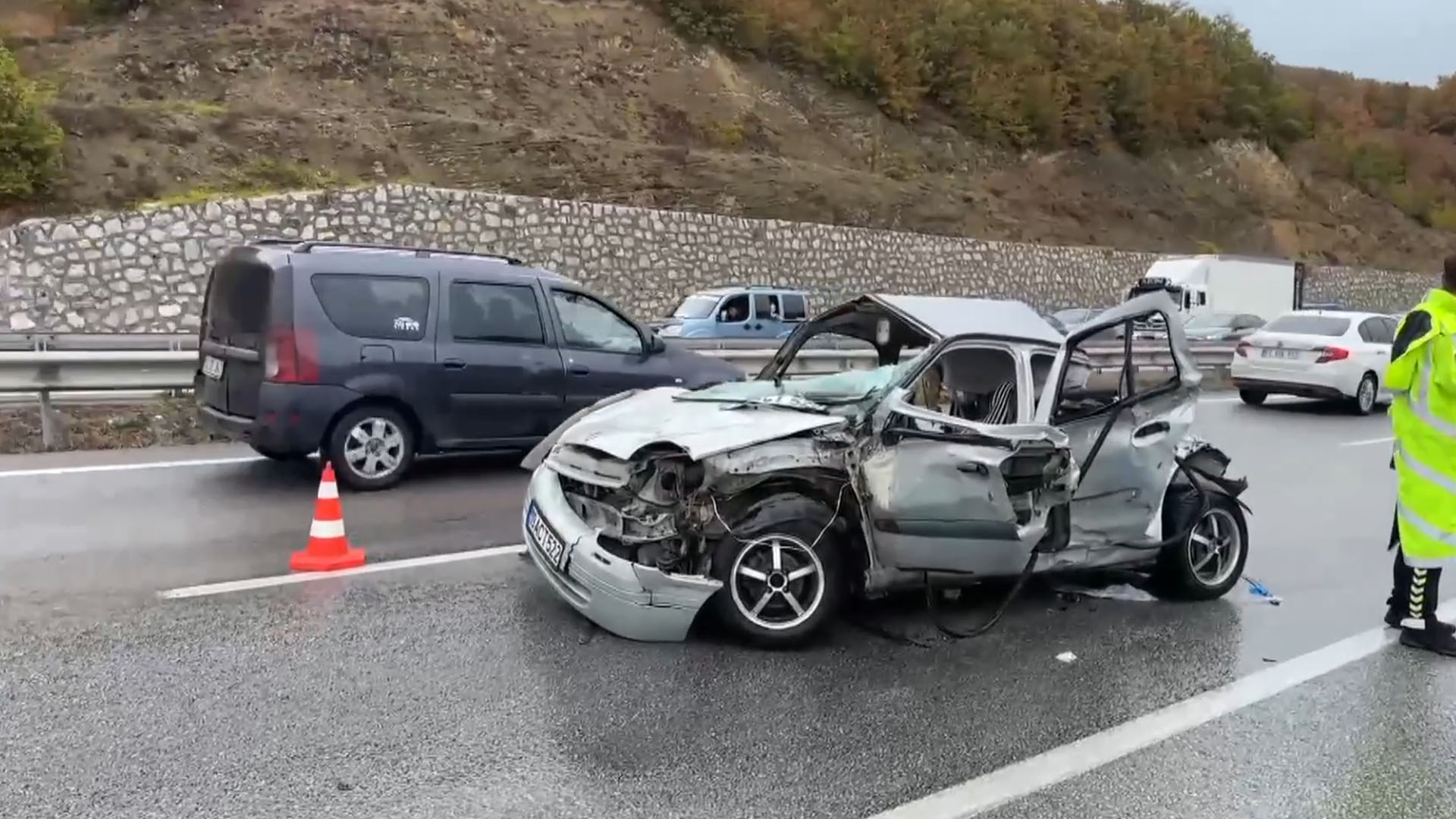 2 Tir, Yolcu Otobüsü, 5 Otomobil Ve Polis Aracı Zincirleme Kazaya Karıştı 3 Ölü, 6 Yaralı 1