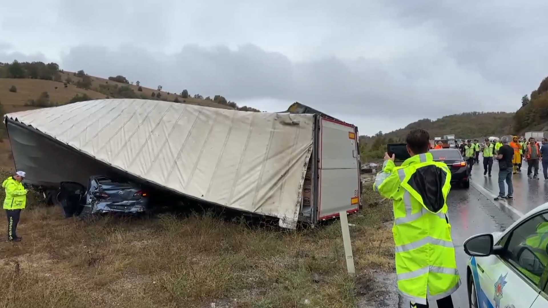 2 Tir, Yolcu Otobüsü, 5 Otomobil Ve Polis Aracı Zincirleme Kazaya Karıştı 3 Ölü, 6 Yaralı 2