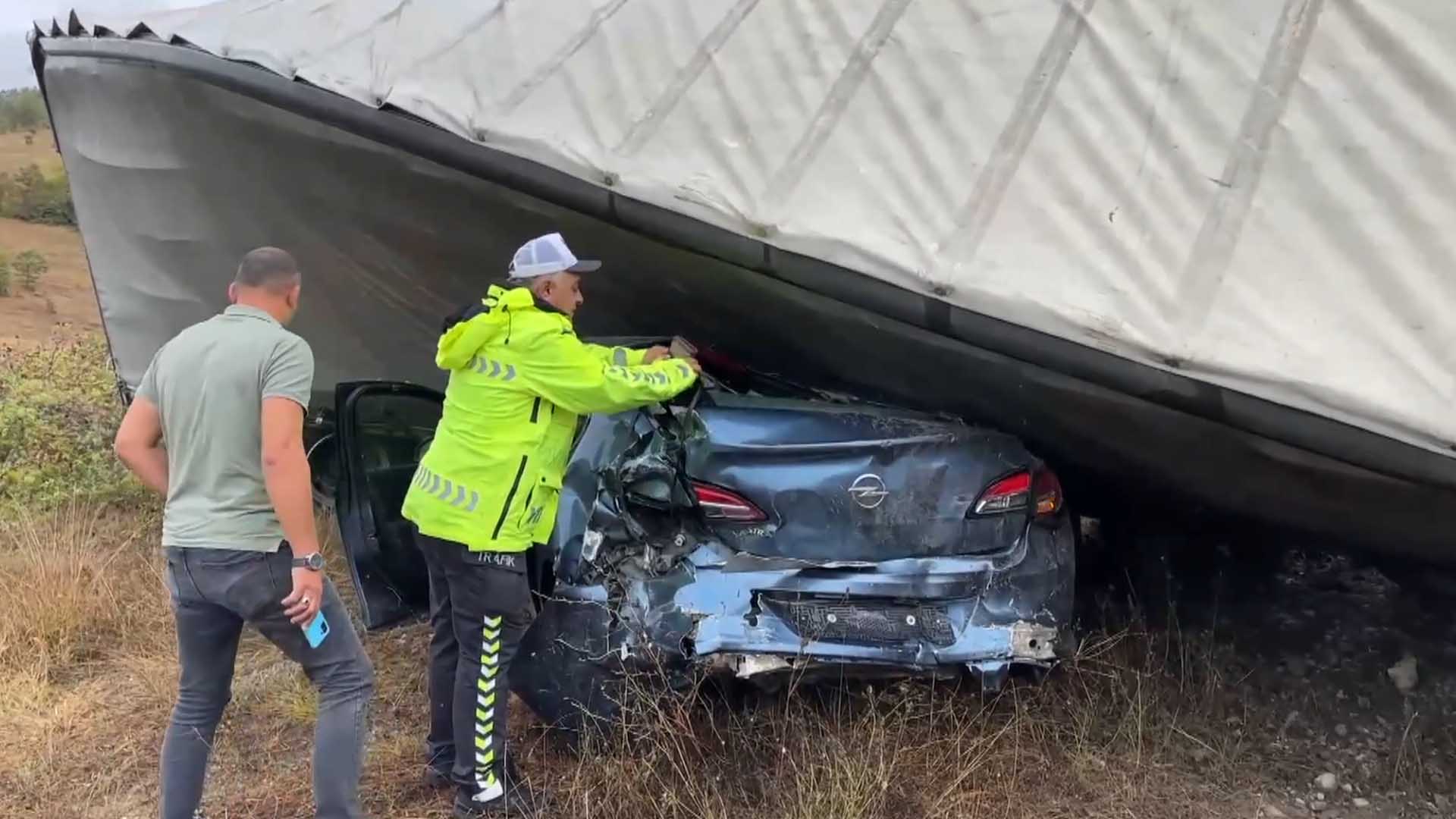 2 Tir, Yolcu Otobüsü, 5 Otomobil Ve Polis Aracı Zincirleme Kazaya Karıştı 3 Ölü, 6 Yaralı 4