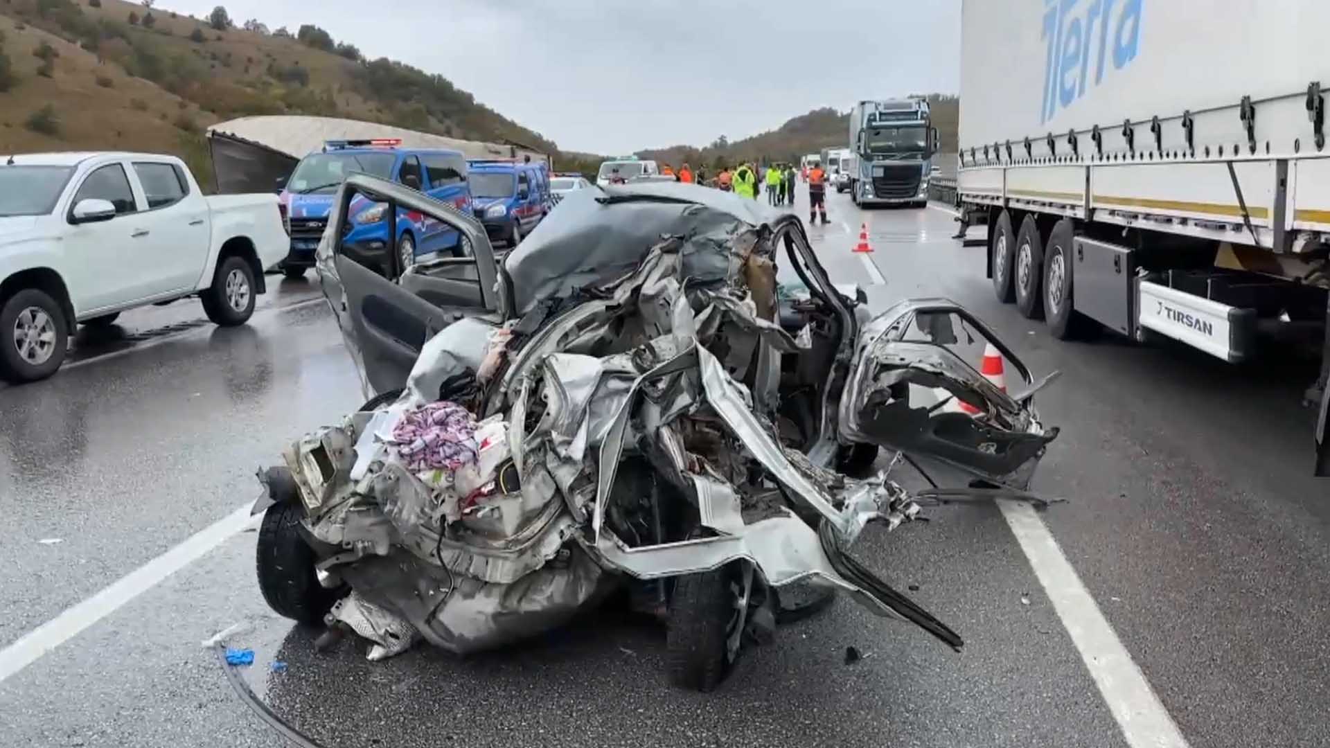 2 Tir, Yolcu Otobüsü, 5 Otomobil Ve Polis Aracı Zincirleme Kazaya Karıştı 3 Ölü, 6 Yaralı 5