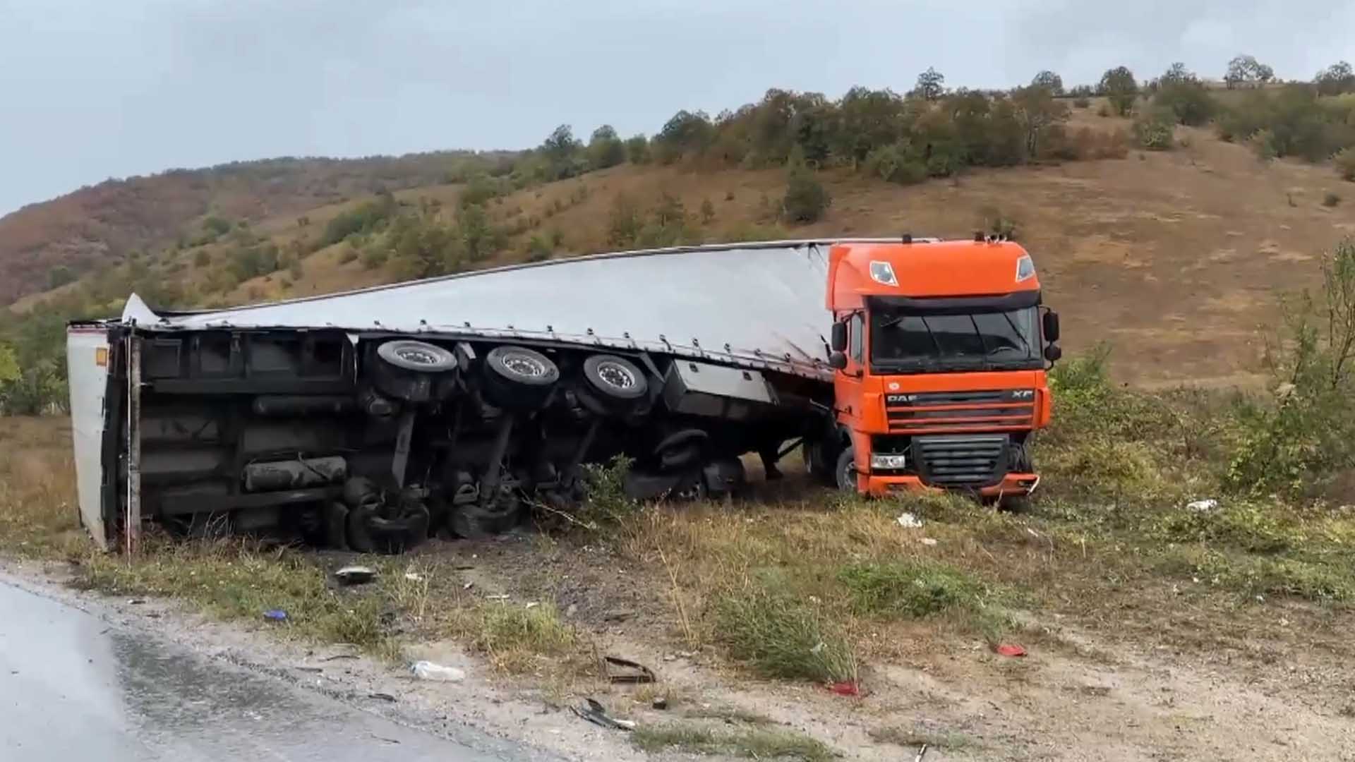 2 Tir, Yolcu Otobüsü, 5 Otomobil Ve Polis Aracı Zincirleme Kazaya Karıştı 3 Ölü, 6 Yaralı 8