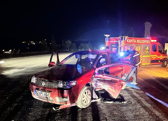 Adıyaman'da Iki Otomobilin Çarpıştığı Kazada 6 Kişi Yaralandı 1