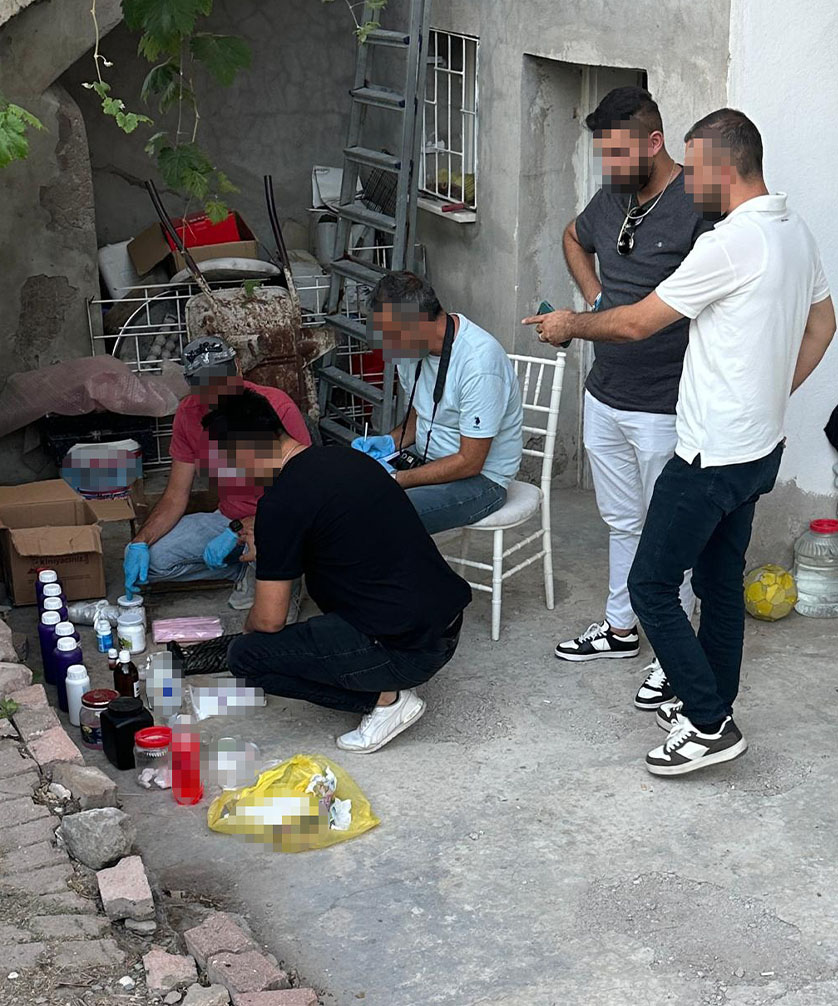 Ağabeyinin Uyuşturucu Deposunu Polise Ihbar Etti 1-1