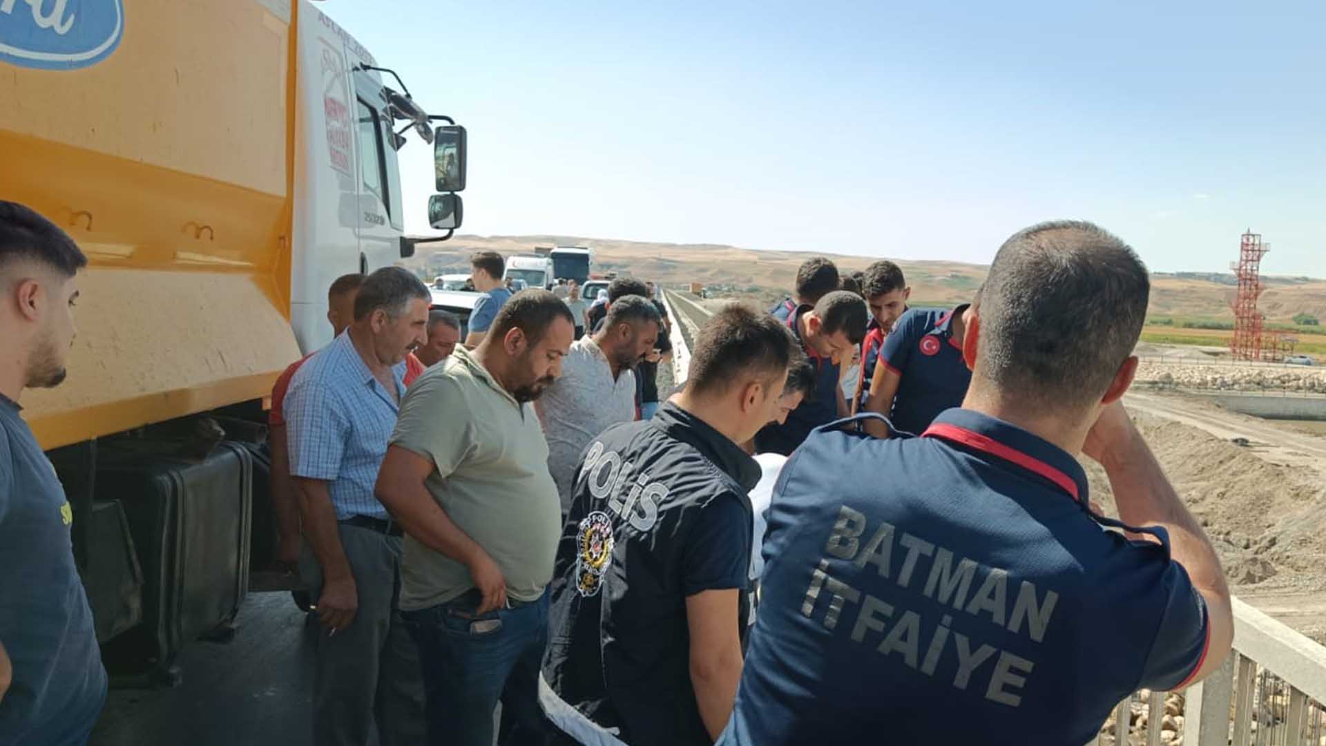 Batman Bismil Yolunda Intihar Etmek Isteyen Genci Itfaiye Eri Kurtardı 4