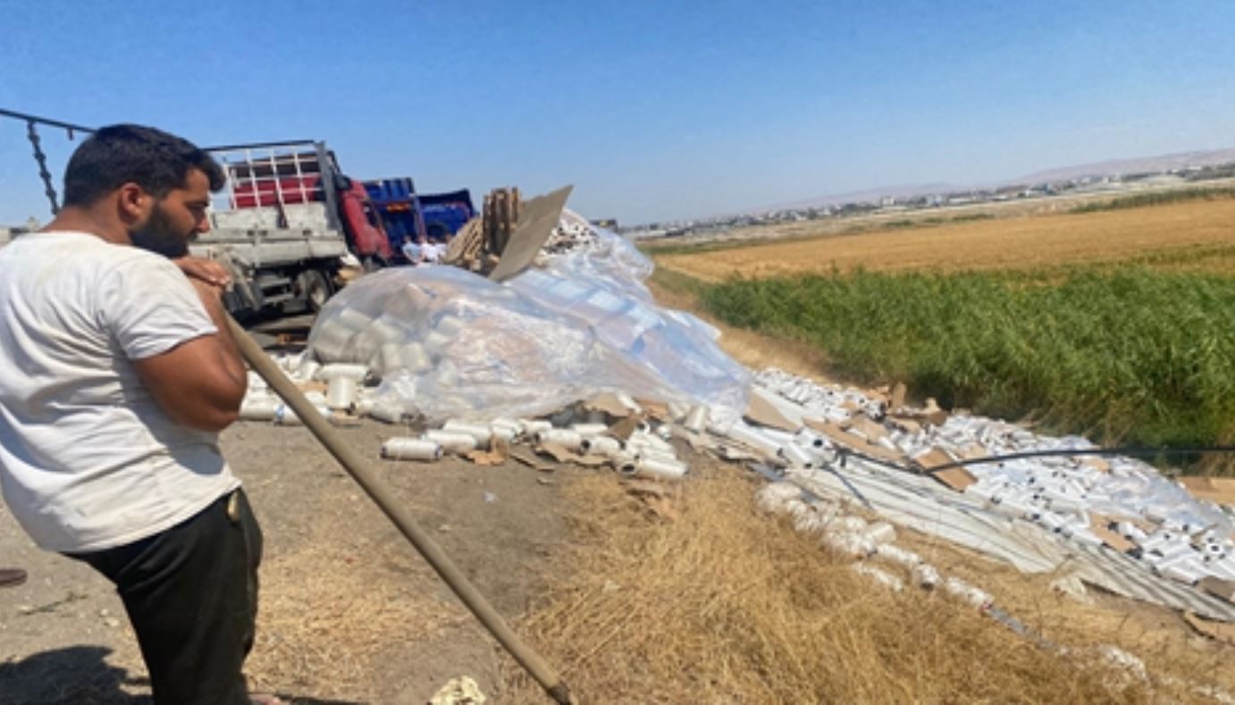 Batman Diyarbakır Kara Yolunda Tir Devrildi, 26 Ton Iplik Yola Savruldu 1