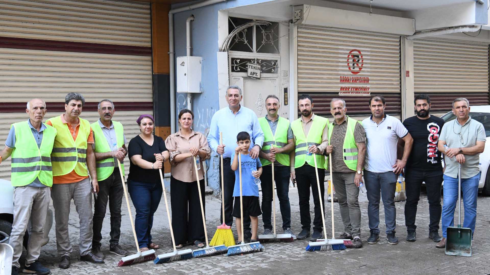 Bismil Belediye Eş Başkanı, Meclis Üyeleri Ile Birlikte Caddeleri Temizledi 3