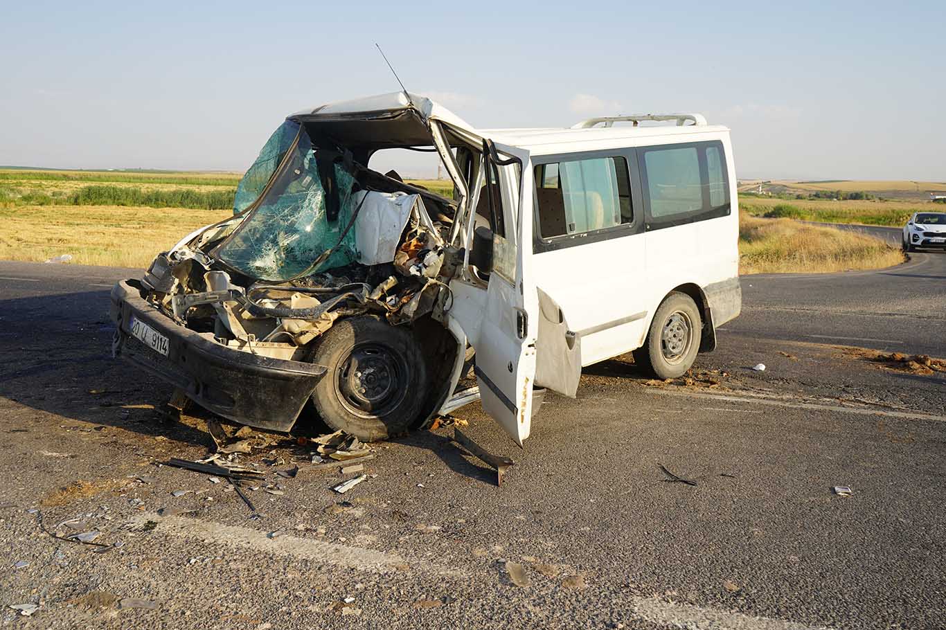 Bismil’de Minibüs, Iş Makinesine Çarptı 3 Yaralı 10