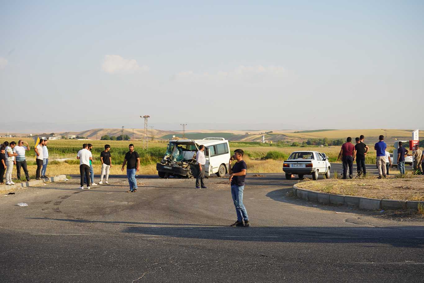 Bismil’de Minibüs, Iş Makinesine Çarptı 3 Yaralı 11