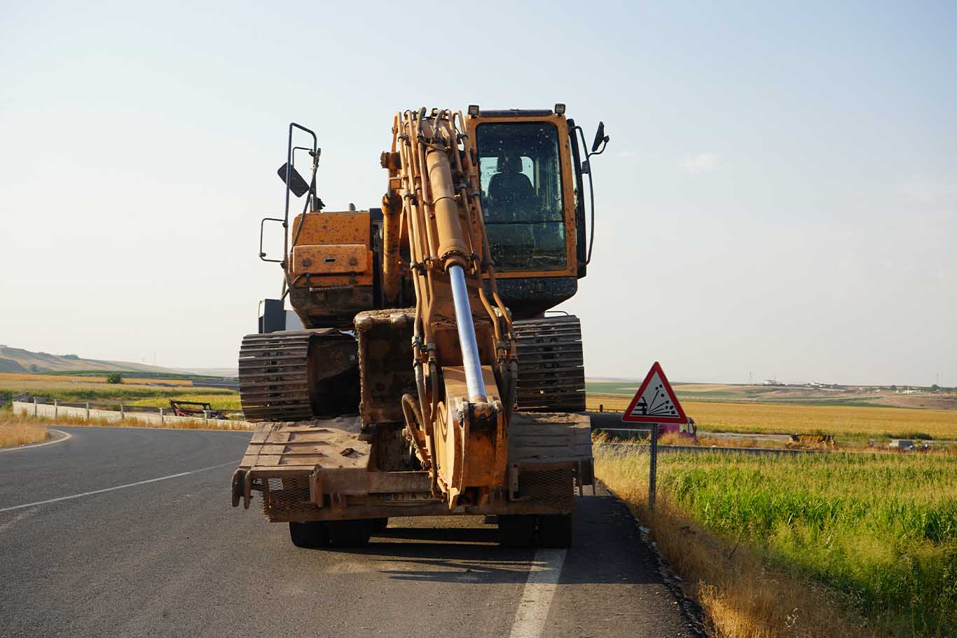 Bismil’de Minibüs, Iş Makinesine Çarptı 3 Yaralı 14