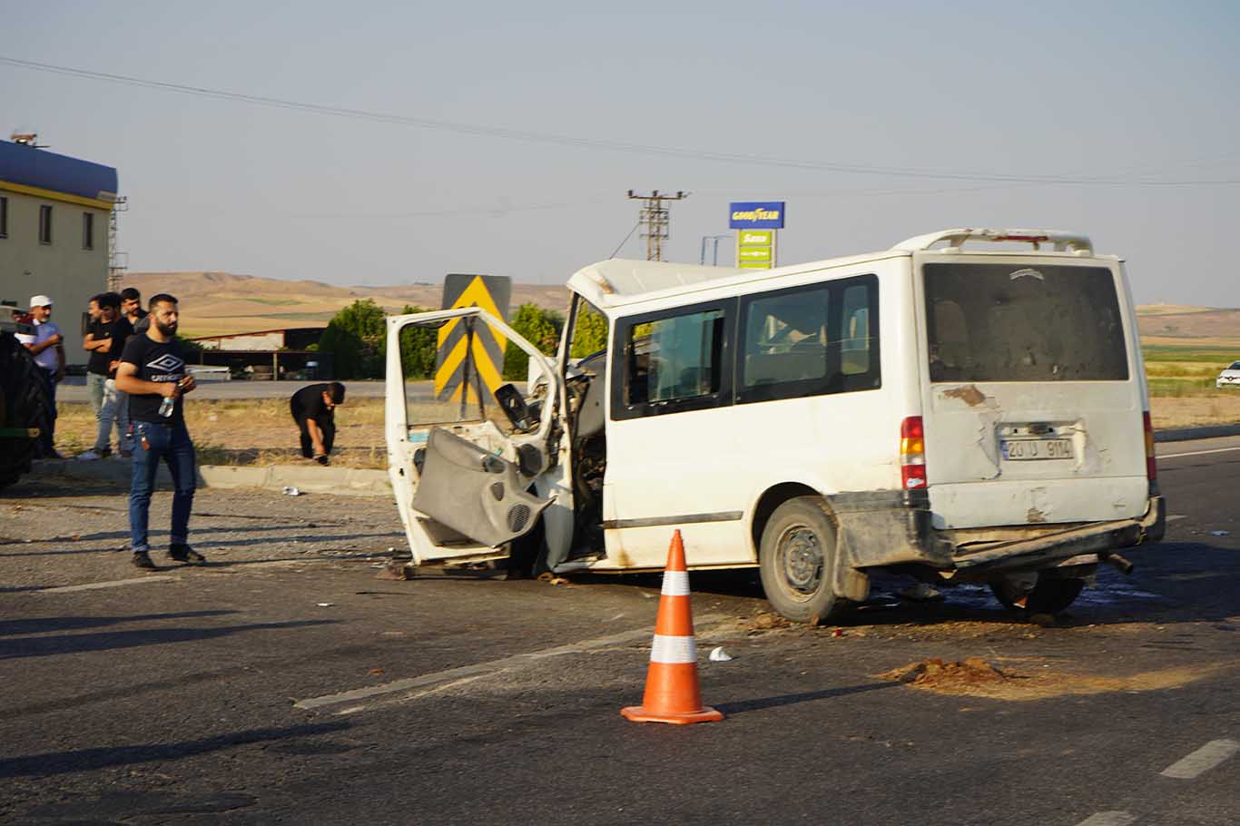 Bismil’de Minibüs, Iş Makinesine Çarptı 3 Yaralı 15