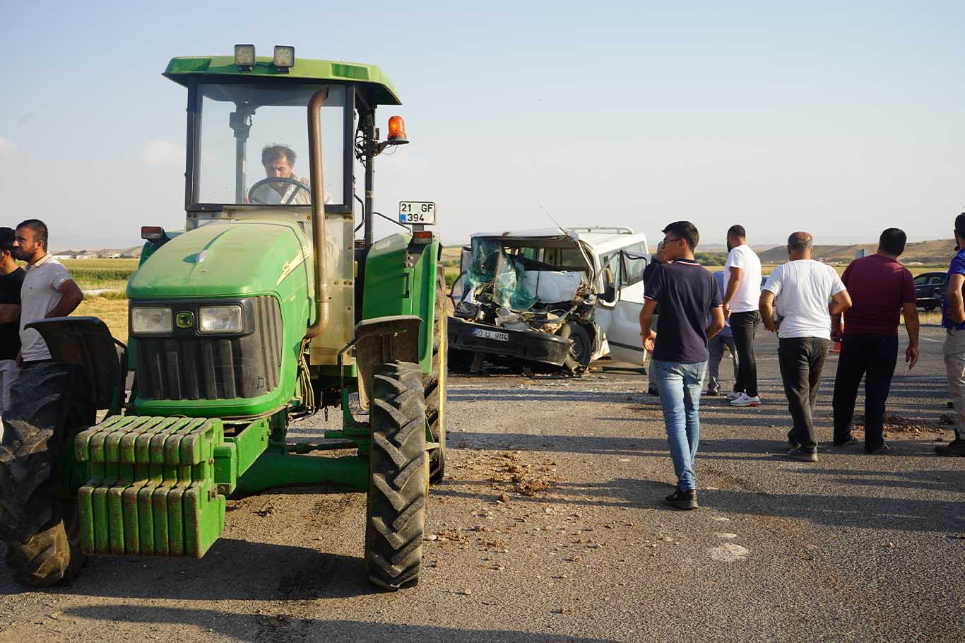 Bismil’de Minibüs, Iş Makinesine Çarptı 3 Yaralı 16