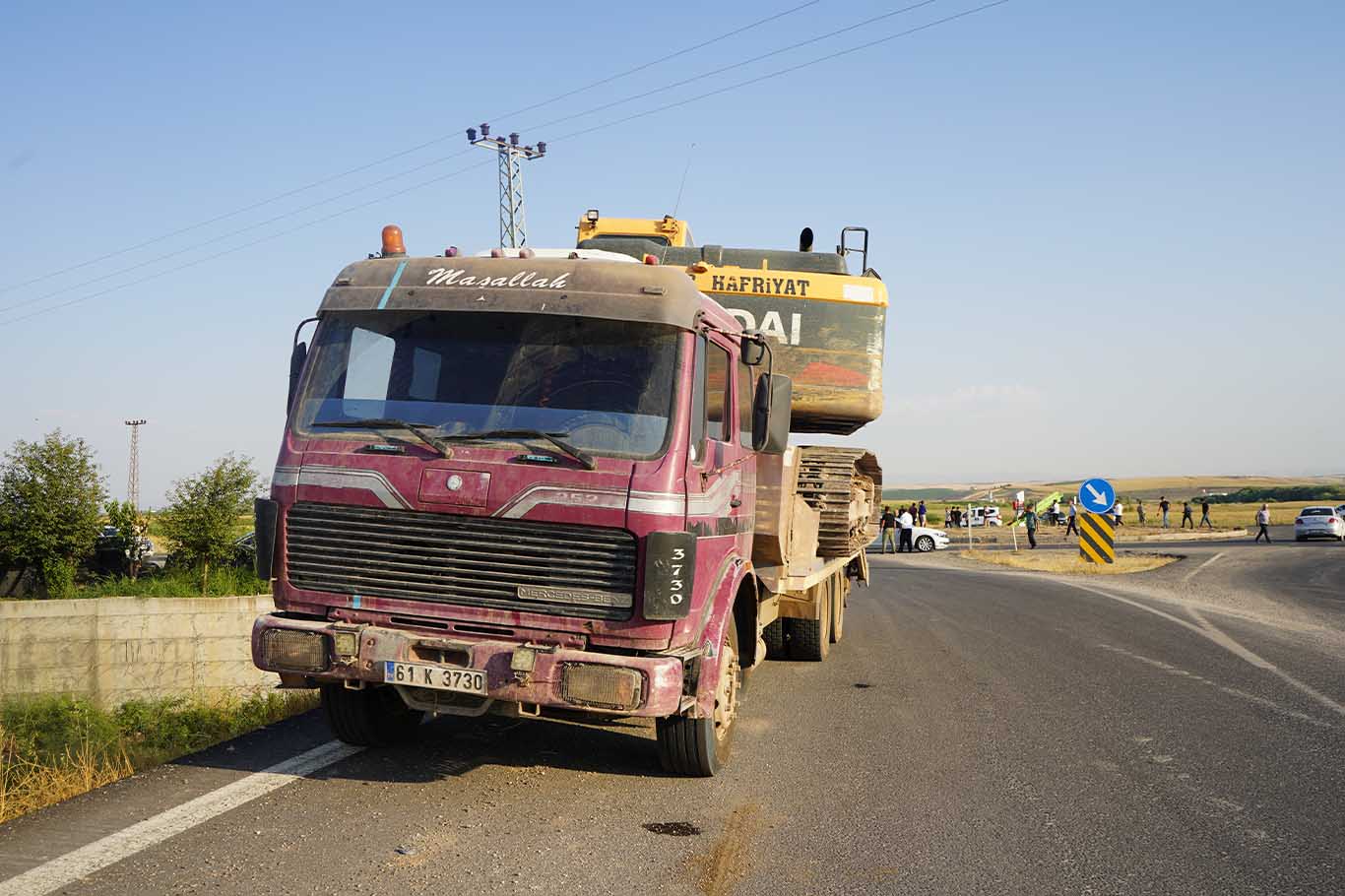 Bismil’de Minibüs, Iş Makinesine Çarptı 3 Yaralı 17