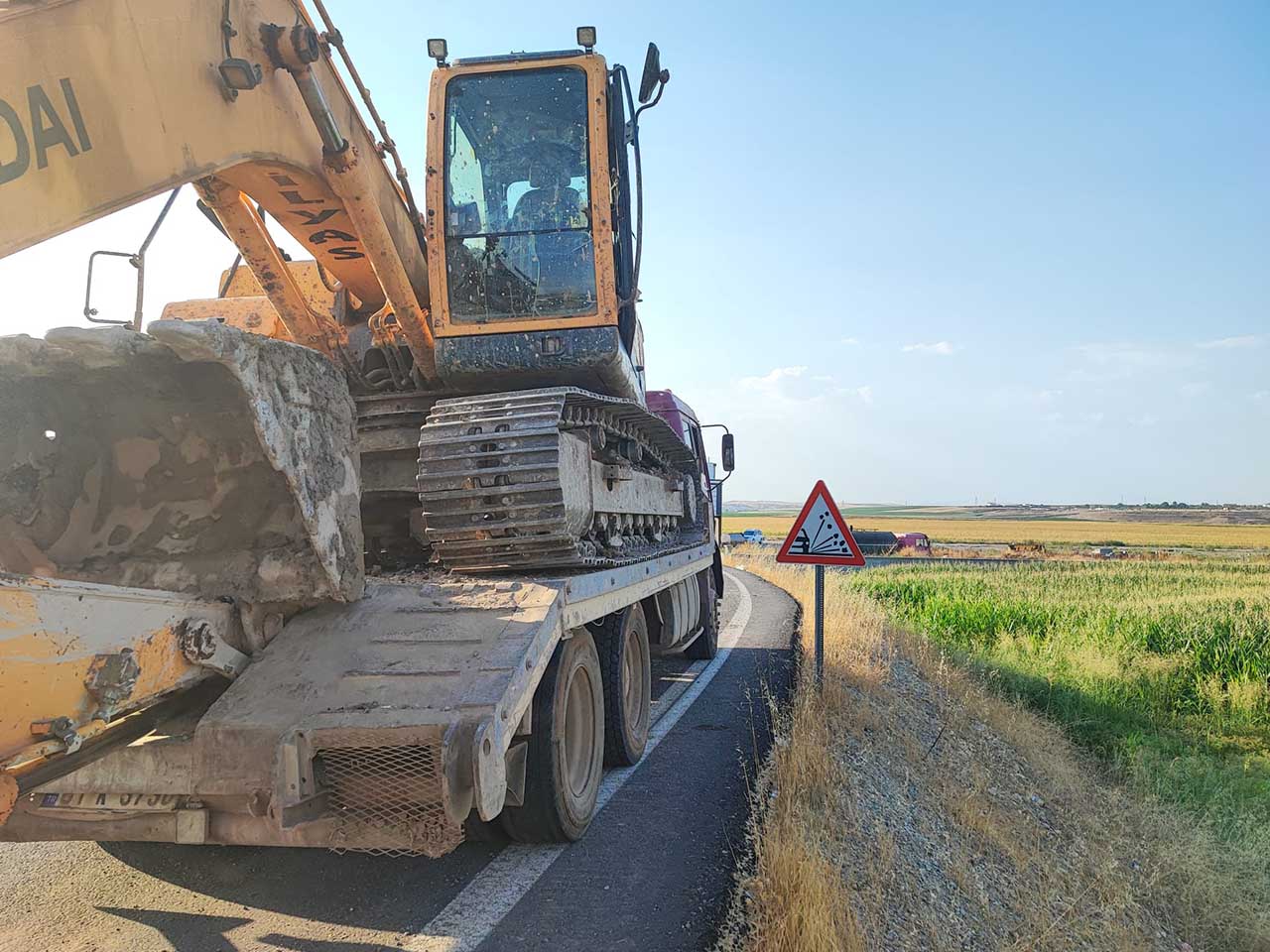 Bismil’de Minibüs, Iş Makinesine Çarptı 3 Yaralı 8