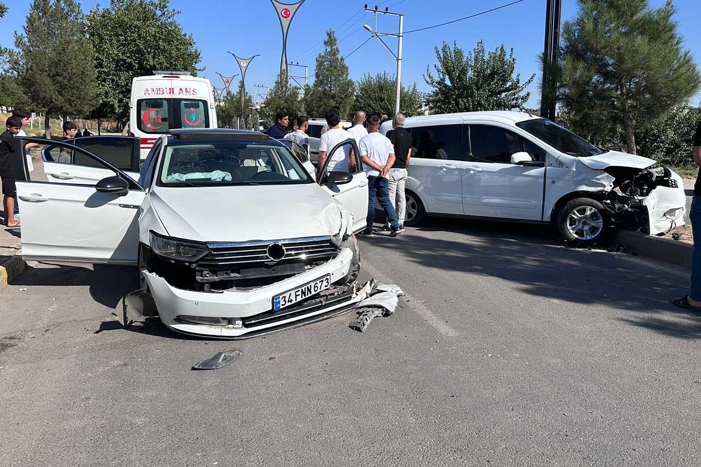 Bismil’de Otomobil Ile Hafif Ticari Araç Çarpıştı 3 Yaralı 12