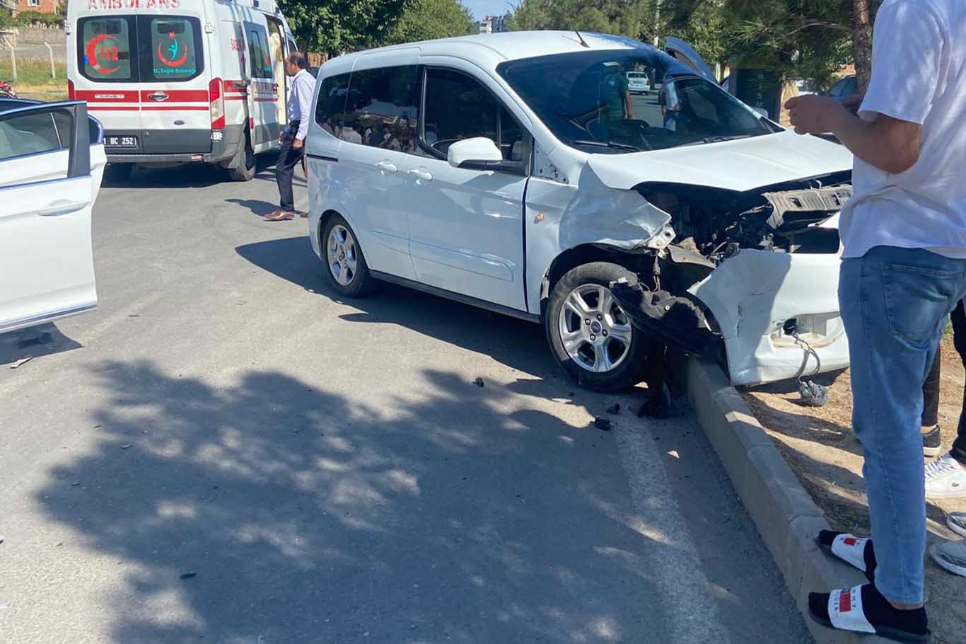 Bismil’de Otomobil Ile Hafif Ticari Araç Çarpıştı 3 Yaralı 6