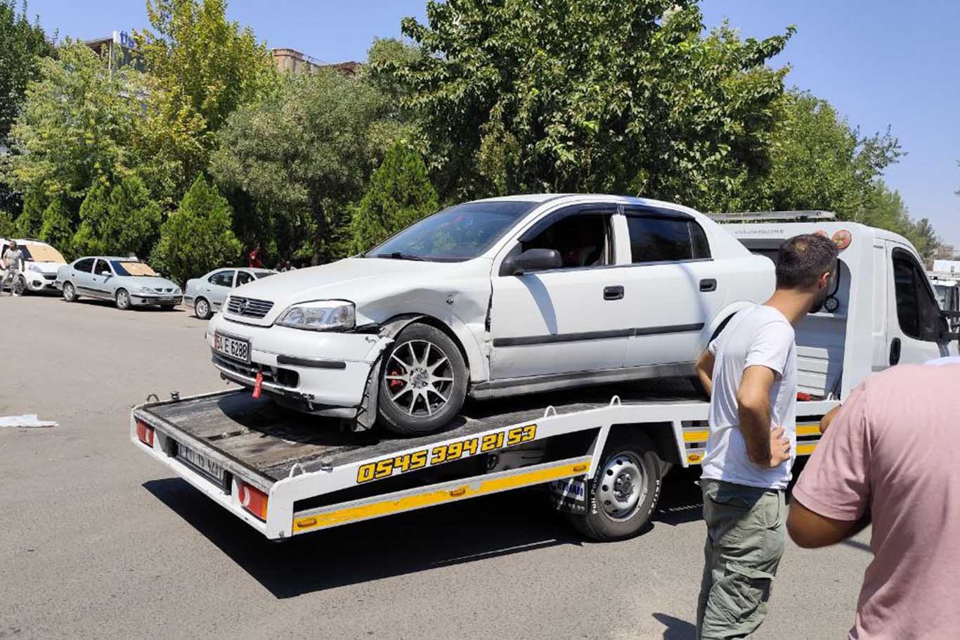 Bismil’de Özgürlük Bulvarı’nda 2 Otomobil Çarpıştı 11